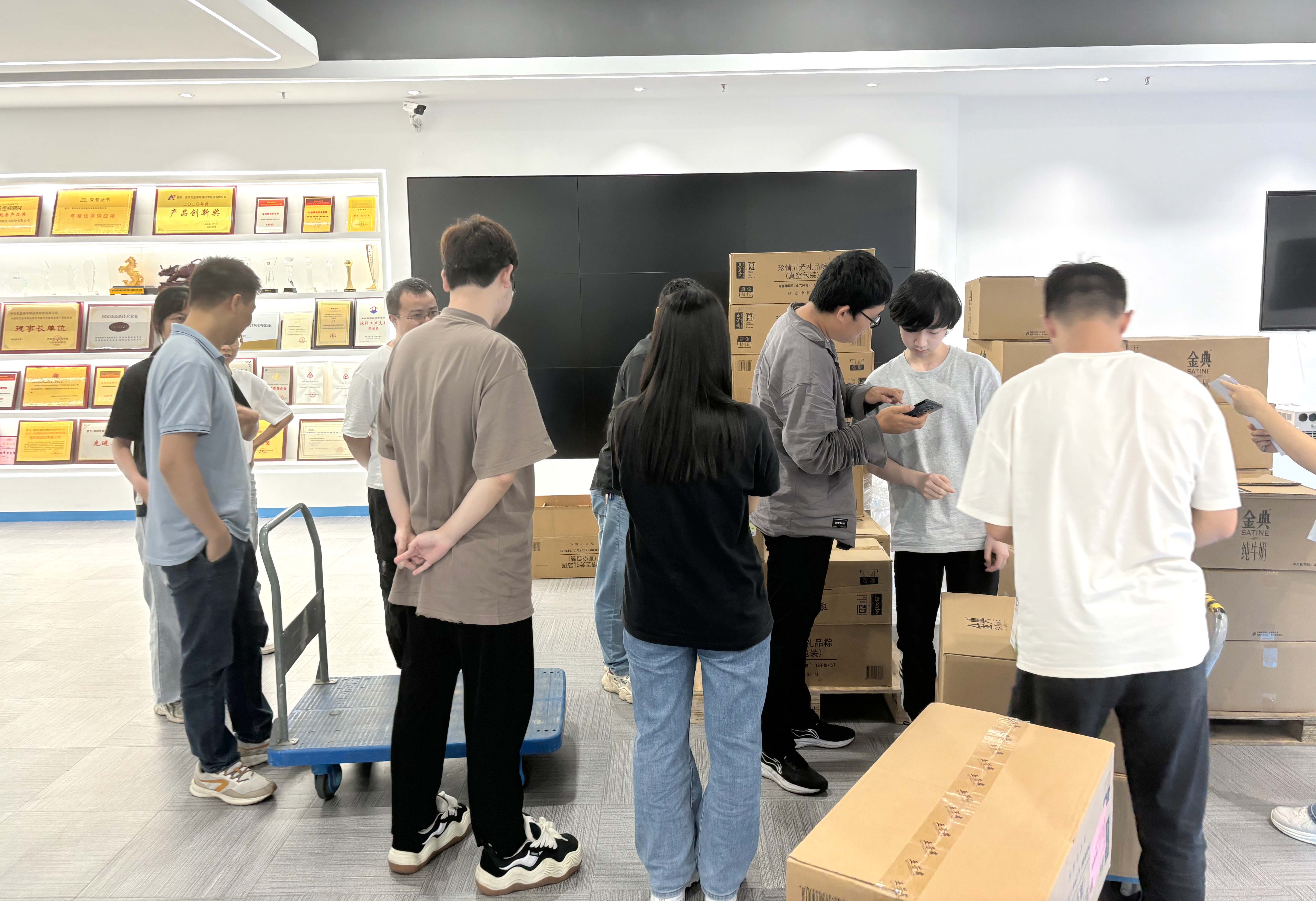 粽香迎端午 关怀暖人心｜蓝海华腾为全体家人们发放端午节福利啦！